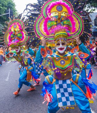 Bacolod, Filipinler - Ekim 28: Katılımcılar üzerinde 28 Ekim 2018 Bacolod Filipinler Masskara Festivali. Ekim ayının dördüncü her Pazar günü düzenlenen bir yıllık festival Masskara olduğunu