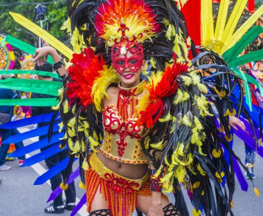 Bacolod, Filipinler - Ekim 28: Katılımcı Bacolod Filipinler üzerinde 28 Ekim 2018 Masskara Festivali. Ekim ayının dördüncü her Pazar günü düzenlenen bir yıllık festival Masskara olduğunu
