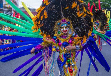 Bacolod, Filipinler - Ekim 28: Katılımcı Bacolod Filipinler üzerinde 28 Ekim 2018 Masskara Festivali. Ekim ayının dördüncü her Pazar günü düzenlenen bir yıllık festival Masskara olduğunu