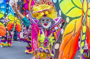 Bacolod, Filipinler - Ekim 28: Katılımcılar üzerinde 28 Ekim 2018 Bacolod Filipinler Masskara Festivali. Ekim ayının dördüncü her Pazar günü düzenlenen bir yıllık festival Masskara olduğunu