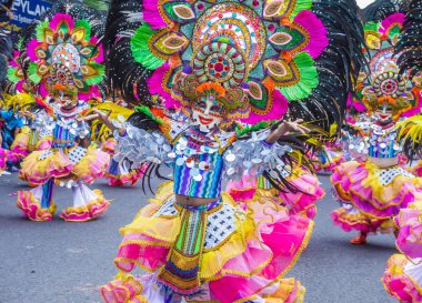 Bacolod, Filipinler - Ekim 28: Katılımcılar üzerinde 28 Ekim 2018 Bacolod Filipinler Masskara Festivali. Ekim ayının dördüncü her Pazar günü düzenlenen bir yıllık festival Masskara olduğunu