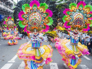 Bacolod, Filipinler - Ekim 28: Katılımcılar üzerinde 28 Ekim 2018 Bacolod Filipinler Masskara Festivali. Ekim ayının dördüncü her Pazar günü düzenlenen bir yıllık festival Masskara olduğunu