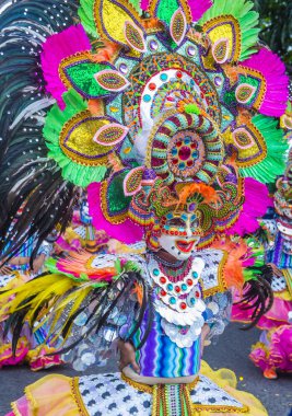 Bacolod, Filipinler - Ekim 28: Katılımcı Bacolod Filipinler üzerinde 28 Ekim 2018 Masskara Festivali. Ekim ayının dördüncü her Pazar günü düzenlenen bir yıllık festival Masskara olduğunu