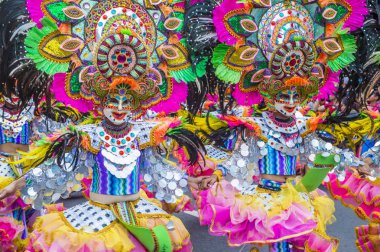 Bacolod, Filipinler - Ekim 28: Katılımcılar üzerinde 28 Ekim 2018 Bacolod Filipinler Masskara Festivali. Ekim ayının dördüncü her Pazar günü düzenlenen bir yıllık festival Masskara olduğunu
