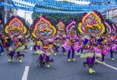 Bacolod, Filipinler - Ekim 28: Katılımcılar üzerinde 28 Ekim 2018 Bacolod Filipinler Masskara Festivali. Ekim ayının dördüncü her Pazar günü düzenlenen bir yıllık festival Masskara olduğunu
