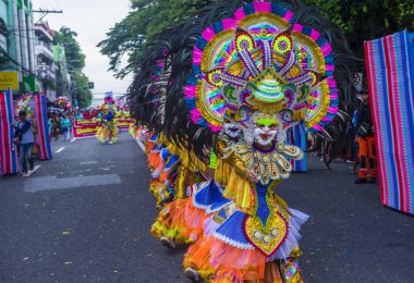 Bacolod, Filipinler - Ekim 28: Katılımcılar üzerinde 28 Ekim 2018 Bacolod Filipinler Masskara Festivali. Ekim ayının dördüncü her Pazar günü düzenlenen bir yıllık festival Masskara olduğunu