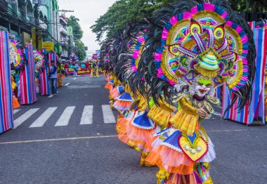 Bacolod, Filipinler - Ekim 28: Katılımcılar üzerinde 28 Ekim 2018 Bacolod Filipinler Masskara Festivali. Ekim ayının dördüncü her Pazar günü düzenlenen bir yıllık festival Masskara olduğunu