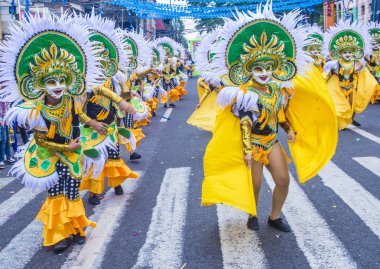Bacolod, Filipinler - Ekim 28: Katılımcılar üzerinde 28 Ekim 2018 Bacolod Filipinler Masskara Festivali. Ekim ayının dördüncü her Pazar günü düzenlenen bir yıllık festival Masskara olduğunu