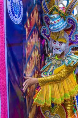 Bacolod, Filipinler - Ekim 28: Katılımcı Bacolod Filipinler üzerinde 28 Ekim 2018 Masskara Festivali. Ekim ayının dördüncü her Pazar günü düzenlenen bir yıllık festival Masskara olduğunu