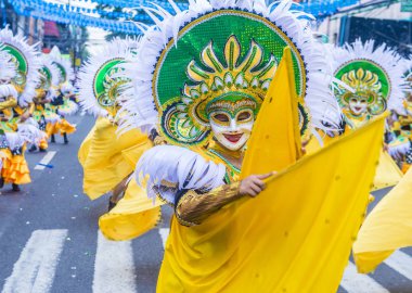 Bacolod, Filipinler - Ekim 28: Katılımcılar üzerinde 28 Ekim 2018 Bacolod Filipinler Masskara Festivali. Ekim ayının dördüncü her Pazar günü düzenlenen bir yıllık festival Masskara olduğunu