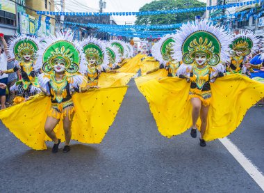 Bacolod, Filipinler - Ekim 28: Katılımcılar üzerinde 28 Ekim 2018 Bacolod Filipinler Masskara Festivali. Ekim ayının dördüncü her Pazar günü düzenlenen bir yıllık festival Masskara olduğunu