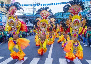 Bacolod, Filipinler - Ekim 28: Katılımcılar üzerinde 28 Ekim 2018 Bacolod Filipinler Masskara Festivali. Ekim ayının dördüncü her Pazar günü düzenlenen bir yıllık festival Masskara olduğunu