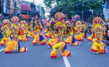 Bacolod, Filipinler - Ekim 28: Katılımcılar üzerinde 28 Ekim 2018 Bacolod Filipinler Masskara Festivali. Ekim ayının dördüncü her Pazar günü düzenlenen bir yıllık festival Masskara olduğunu