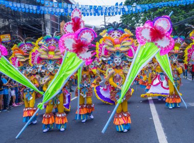 Bacolod, Filipinler - Ekim 28: Katılımcılar üzerinde 28 Ekim 2018 Bacolod Filipinler Masskara Festivali. Ekim ayının dördüncü her Pazar günü düzenlenen bir yıllık festival Masskara olduğunu