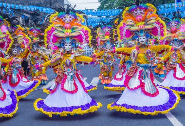 Bacolod, Filipinler - Ekim 28: Katılımcılar üzerinde 28 Ekim 2018 Bacolod Filipinler Masskara Festivali. Ekim ayının dördüncü her Pazar günü düzenlenen bir yıllık festival Masskara olduğunu
