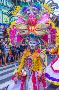 Bacolod, Filipinler - Ekim 28: Katılımcı Bacolod Filipinler üzerinde 28 Ekim 2018 Masskara Festivali. Ekim ayının dördüncü her Pazar günü düzenlenen bir yıllık festival Masskara olduğunu