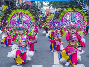 Bacolod, Filipinler - Ekim 28: Katılımcılar üzerinde 28 Ekim 2018 Bacolod Filipinler Masskara Festivali. Ekim ayının dördüncü her Pazar günü düzenlenen bir yıllık festival Masskara olduğunu