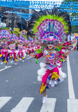 Bacolod, Filipinler - Ekim 28: Katılımcılar üzerinde 28 Ekim 2018 Bacolod Filipinler Masskara Festivali. Ekim ayının dördüncü her Pazar günü düzenlenen bir yıllık festival Masskara olduğunu