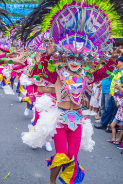 Bacolod, Filipinler - Ekim 28: Katılımcılar üzerinde 28 Ekim 2018 Bacolod Filipinler Masskara Festivali. Ekim ayının dördüncü her Pazar günü düzenlenen bir yıllık festival Masskara olduğunu