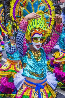 Bacolod, Filipinler - Ekim 28: Katılımcı Bacolod Filipinler üzerinde 28 Ekim 2018 Masskara Festivali. Ekim ayının dördüncü her Pazar günü düzenlenen bir yıllık festival Masskara olduğunu