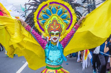 Bacolod, Filipinler - Ekim 28: Katılımcı Bacolod Filipinler üzerinde 28 Ekim 2018 Masskara Festivali. Ekim ayının dördüncü her Pazar günü düzenlenen bir yıllık festival Masskara olduğunu