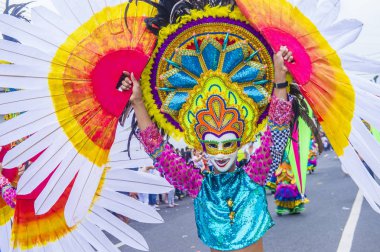 Bacolod, Filipinler - Ekim 28: Katılımcı Bacolod Filipinler üzerinde 28 Ekim 2018 Masskara Festivali. Ekim ayının dördüncü her Pazar günü düzenlenen bir yıllık festival Masskara olduğunu