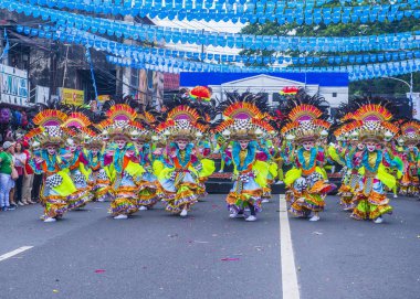 Bacolod, Filipinler - Ekim 28: Katılımcılar üzerinde 28 Ekim 2018 Bacolod Filipinler Masskara Festivali. Ekim ayının dördüncü her Pazar günü düzenlenen bir yıllık festival Masskara olduğunu