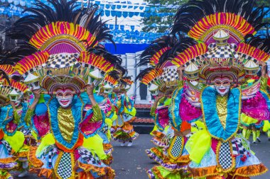 Bacolod, Filipinler - Ekim 28: Katılımcılar üzerinde 28 Ekim 2018 Bacolod Filipinler Masskara Festivali. Ekim ayının dördüncü her Pazar günü düzenlenen bir yıllık festival Masskara olduğunu