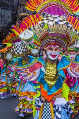 Bacolod, Filipinler - Ekim 28: Katılımcı Bacolod Filipinler üzerinde 28 Ekim 2018 Masskara Festivali. Ekim ayının dördüncü her Pazar günü düzenlenen bir yıllık festival Masskara olduğunu