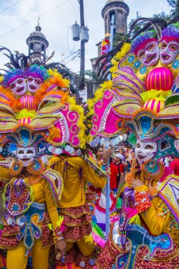 Bacolod, Filipinler - Ekim 28: Katılımcılar üzerinde 28 Ekim 2018 Bacolod Filipinler Masskara Festivali. Ekim ayının dördüncü her Pazar günü düzenlenen bir yıllık festival Masskara olduğunu