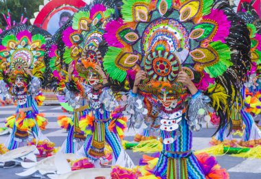 Bacolod, Filipinler - Ekim 28: Katılımcılar üzerinde 28 Ekim 2018 Bacolod Filipinler Masskara Festivali. Ekim ayının dördüncü her Pazar günü düzenlenen bir yıllık festival Masskara olduğunu