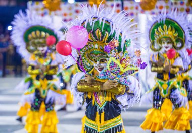 Bacolod, Filipinler - Ekim 28: Katılımcılar üzerinde 28 Ekim 2018 Bacolod Filipinler Masskara Festivali. Ekim ayının dördüncü her Pazar günü düzenlenen bir yıllık festival Masskara olduğunu