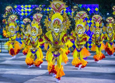 Bacolod, Filipinler - Ekim 28: Katılımcılar üzerinde 28 Ekim 2018 Bacolod Filipinler Masskara Festivali. Ekim ayının dördüncü her Pazar günü düzenlenen bir yıllık festival Masskara olduğunu