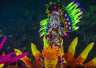 Bacolod, Filipinler - Ekim 28: Katılımcı Bacolod Filipinler üzerinde 28 Ekim 2018 Masskara Festivali. Ekim ayının dördüncü her Pazar günü düzenlenen bir yıllık festival Masskara olduğunu