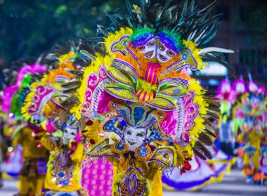 Bacolod, Filipinler - Ekim 28: Katılımcılar üzerinde 28 Ekim 2018 Bacolod Filipinler Masskara Festivali. Ekim ayının dördüncü her Pazar günü düzenlenen bir yıllık festival Masskara olduğunu