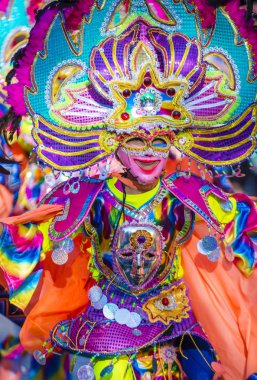 Bacolod, Filipinler - Ekim 28: Katılımcı Bacolod Filipinler üzerinde 28 Ekim 2018 Masskara Festivali. Ekim ayının dördüncü her Pazar günü düzenlenen bir yıllık festival Masskara olduğunu