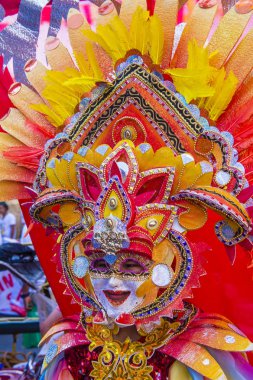 Bacolod, Filipinler - Ekim 28: Katılımcı Bacolod Filipinler üzerinde 28 Ekim 2018 Masskara Festivali. Ekim ayının dördüncü her Pazar günü düzenlenen bir yıllık festival Masskara olduğunu