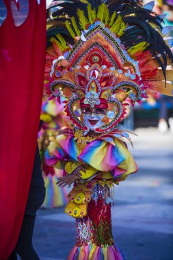 Bacolod, Filipinler - Ekim 28: Katılımcı Bacolod Filipinler üzerinde 28 Ekim 2018 Masskara Festivali. Ekim ayının dördüncü her Pazar günü düzenlenen bir yıllık festival Masskara olduğunu