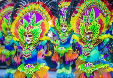 Bacolod, Filipinler - Ekim 28: Katılımcılar üzerinde 28 Ekim 2018 Bacolod Filipinler Masskara Festivali. Ekim ayının dördüncü her Pazar günü düzenlenen bir yıllık festival Masskara olduğunu