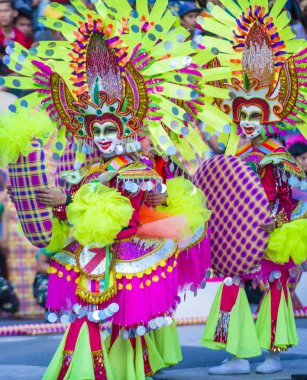 Bacolod, Filipinler - Ekim 28: Katılımcılar üzerinde 28 Ekim 2018 Bacolod Filipinler Masskara Festivali. Ekim ayının dördüncü her Pazar günü düzenlenen bir yıllık festival Masskara olduğunu