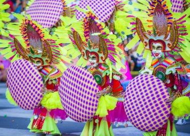 Bacolod, Filipinler - Ekim 28: Katılımcılar üzerinde 28 Ekim 2018 Bacolod Filipinler Masskara Festivali. Ekim ayının dördüncü her Pazar günü düzenlenen bir yıllık festival Masskara olduğunu