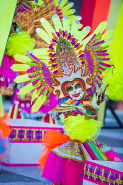 Bacolod, Filipinler - Ekim 28: Katılımcı Bacolod Filipinler üzerinde 28 Ekim 2018 Masskara Festivali. Ekim ayının dördüncü her Pazar günü düzenlenen bir yıllık festival Masskara olduğunu