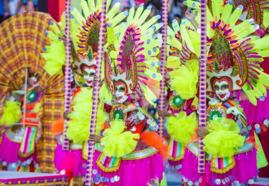 Bacolod, Filipinler - Ekim 28: Katılımcılar üzerinde 28 Ekim 2018 Bacolod Filipinler Masskara Festivali. Ekim ayının dördüncü her Pazar günü düzenlenen bir yıllık festival Masskara olduğunu