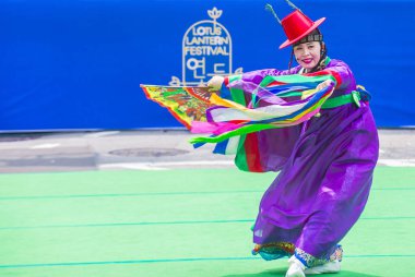 Seoul - 10 Mayıs: Katılımcı bir kültür performans Lotus Lantern Festivali Seul, Kore üzerinde 10 Mayıs 2018 sırasında festivalin bir Buda'nın Doğum kutlamasıdır