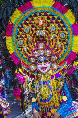Bacolod, Filipinler - Ekim 28: Katılımcı Bacolod Filipinler üzerinde 28 Ekim 2018 Masskara Festivali. Ekim ayının dördüncü her Pazar günü düzenlenen bir yıllık festival Masskara olduğunu