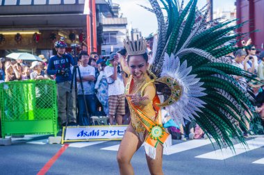 Tokyo - Ağustos 25: Katılımcı Asakusa samba karnaval Tokyo Japonya üzerinde 25 Ağustos 2018. Büyük Kuzey yarımkürede türünün Asakusa samba karnaval. 