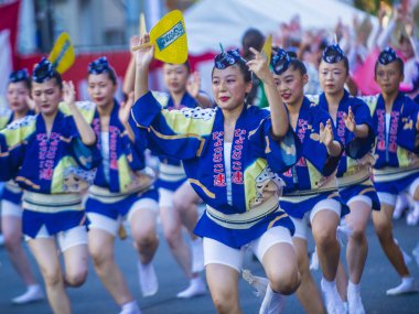 Tokyo - Ağustos 26: Katılımcılar Awa Odori Festivali, Tokyo, Japonya üzerinde 26 Ağustos 2018. AWA Odori Japonya'nın en büyük dans festivalidir