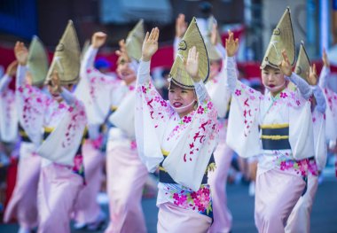 Tokyo - Ağustos 26: Katılımcılar Awa Odori Festivali, Tokyo, Japonya üzerinde 26 Ağustos 2018. AWA Odori Japonya'nın en büyük dans festivalidir