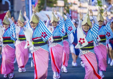 Tokyo - Ağustos 26: Katılımcılar Awa Odori Festivali, Tokyo, Japonya üzerinde 26 Ağustos 2018. AWA Odori Japonya'nın en büyük dans festivalidir