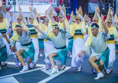 Tokyo - Ağustos 26: Katılımcılar Awa Odori Festivali, Tokyo, Japonya üzerinde 26 Ağustos 2018. AWA Odori Japonya'nın en büyük dans festivalidir